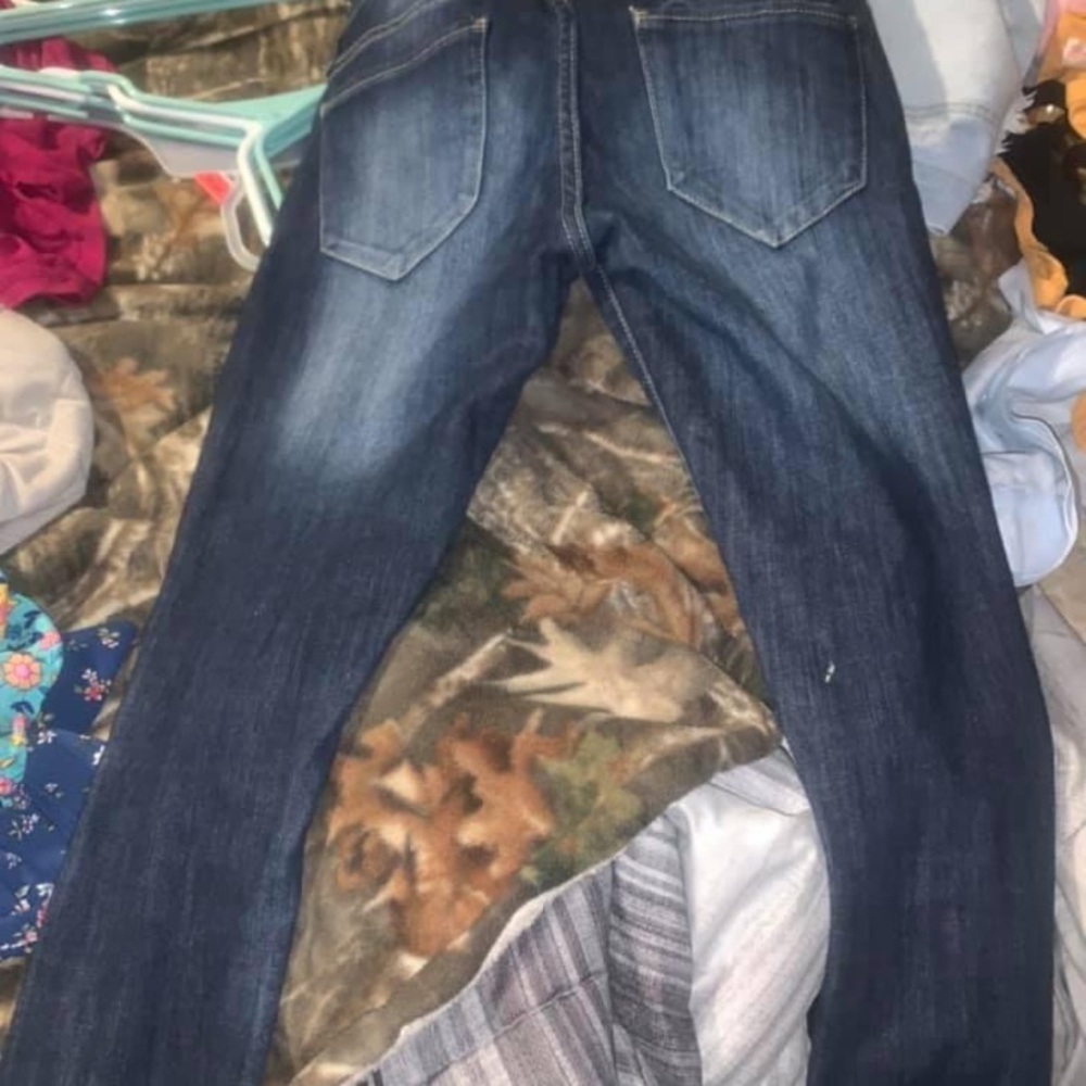 Distressed skinny jeans